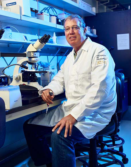 Forscher Anthony James in seinem Labor.