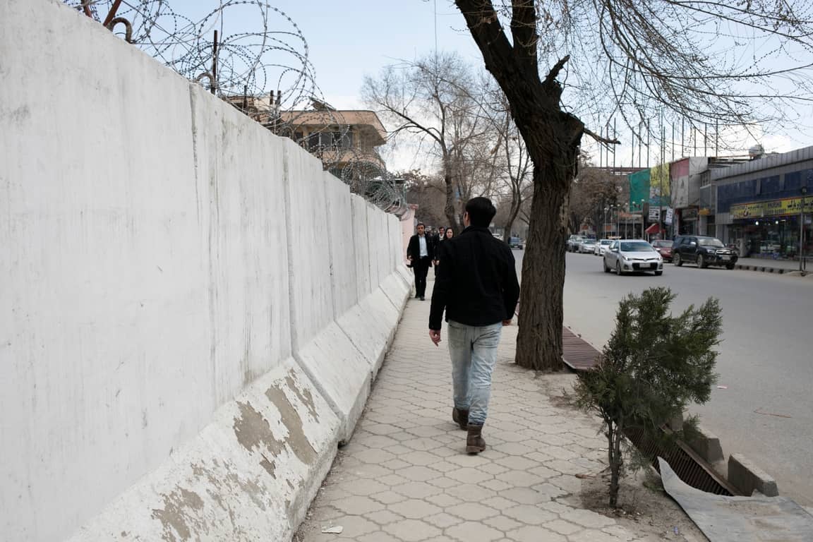 Sollen vor Bomben schützen: T-Walls im Zentrum Kabuls.