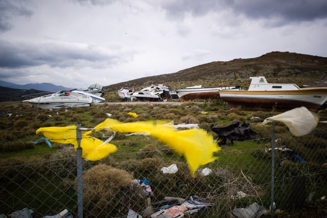 Die Boote auf einer Müllkippe an der Nordküste von Lesbos tragen türkische Namen