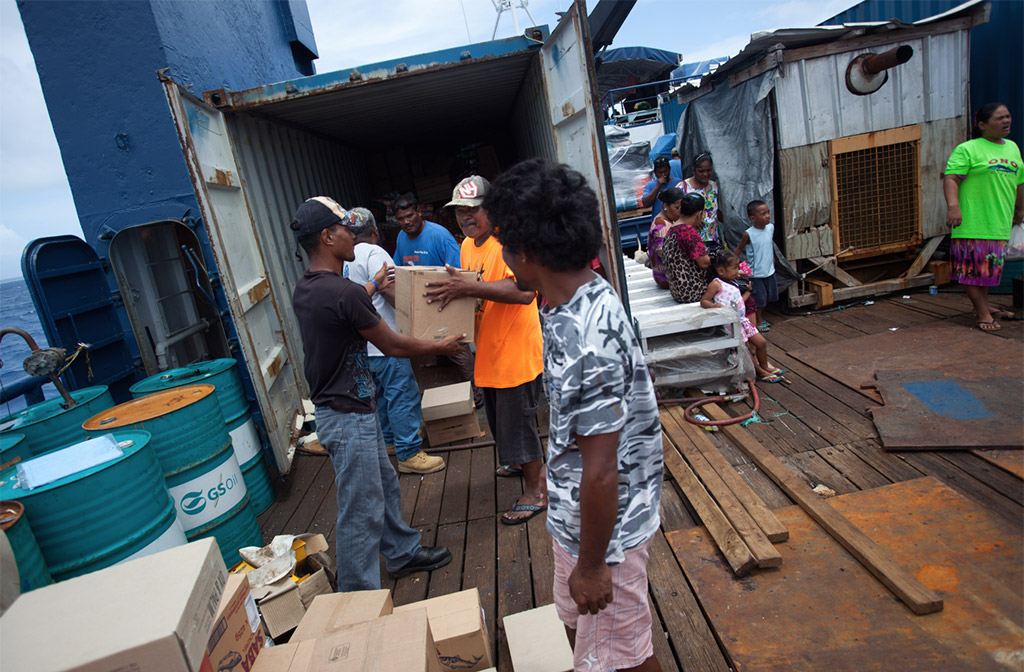 Männer entladen Container