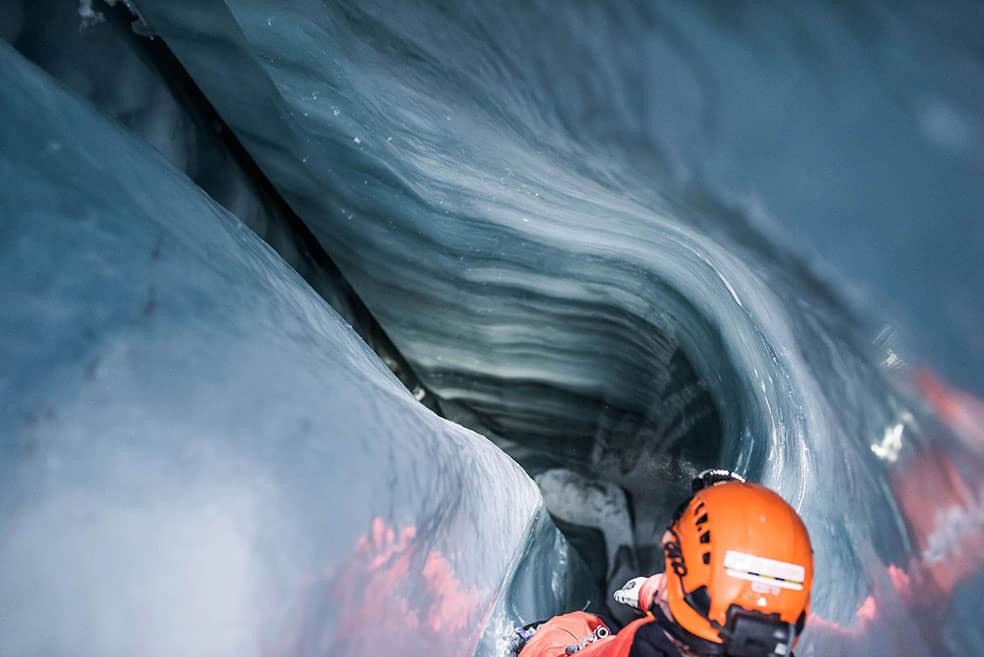In vertikalen Schächten geht es tief in den Gletscher. Irgendwann kommt der Felsgrund – doch so weit ist noch kein Mensch vorgedrungen.
