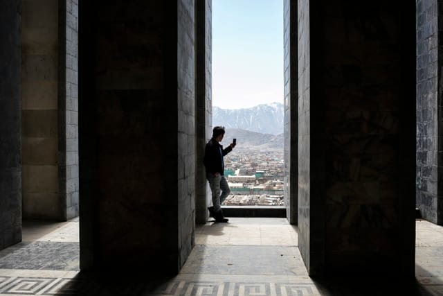 Kabul im Blick: Samadi im Mausoleum des Königs.