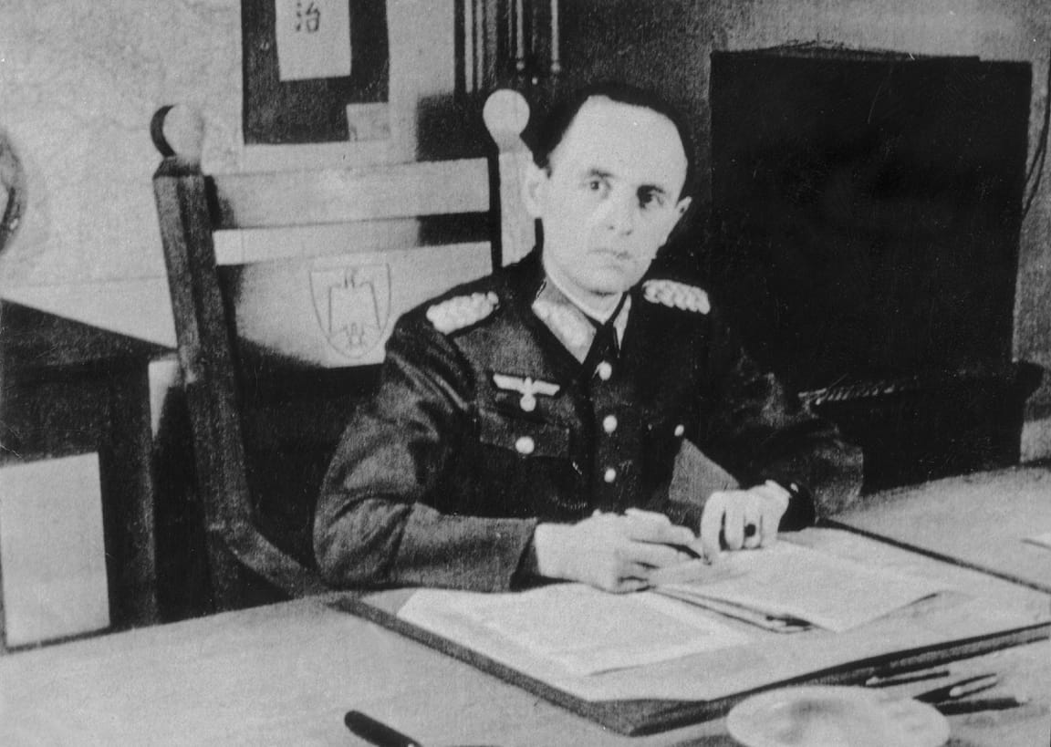 Gehlen war Wehrmachtsgeneral und Agentenführer an der  Ostfront, bevor er von  den Amerikanern  ausgesucht wurde, den  späteren BND aufzubauen.
