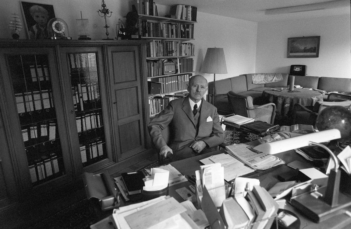 Ein Schreibtischtäter,  der die Akten nicht nur fraß, sondern immer  auch archivierte:  Reinhard Gehlen, erster BND-Präsident, am Schreibtisch, überwachte fast alles und alle in der Bundesrepublik.