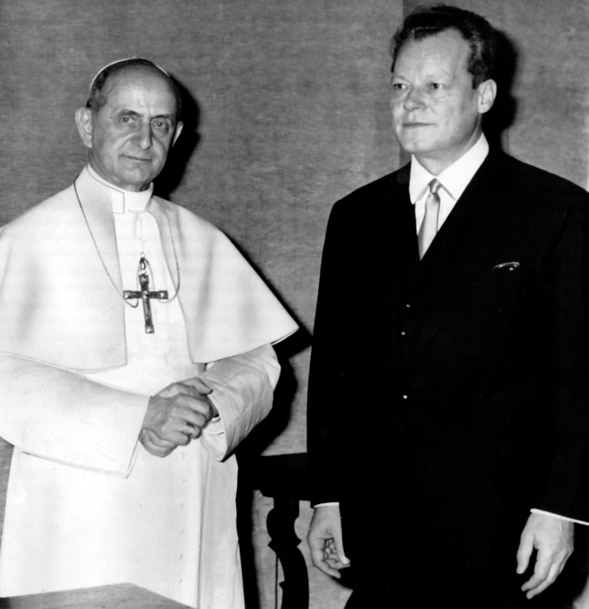 Gehlen ließ linke Politiker wie Willy Brandt, hier  bei einer Privataudienz von Papst Paul VI im  Vatikan, überwachen.