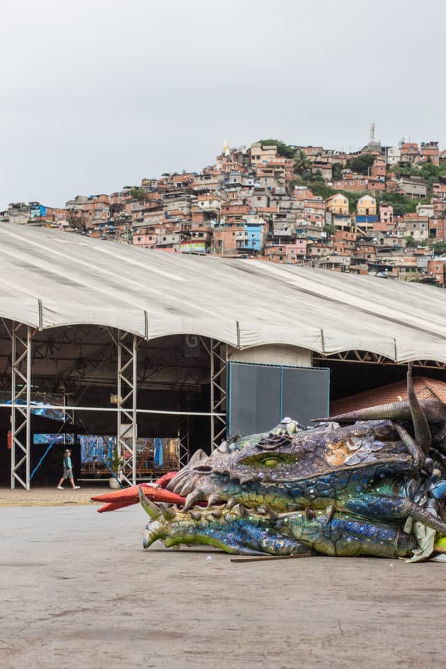 Der Karneval gehört den Favelas, unter denen in den Werkshallen an Fabelgestalten gesägt wird.