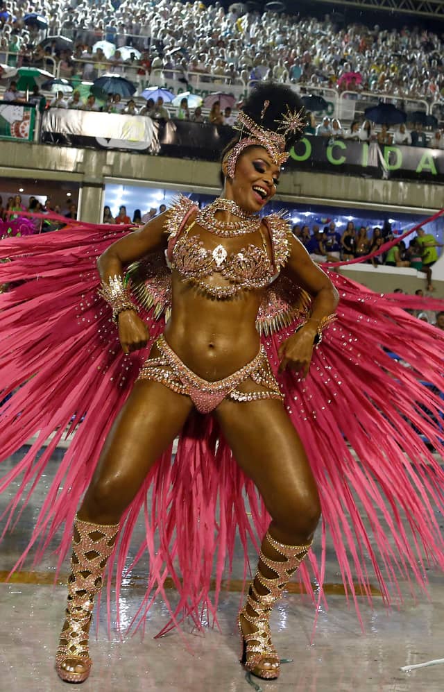 Neben all den mythischen und religiösen Symbolen  kommt im Karneval auch jede Menge nackte Haut dazu.