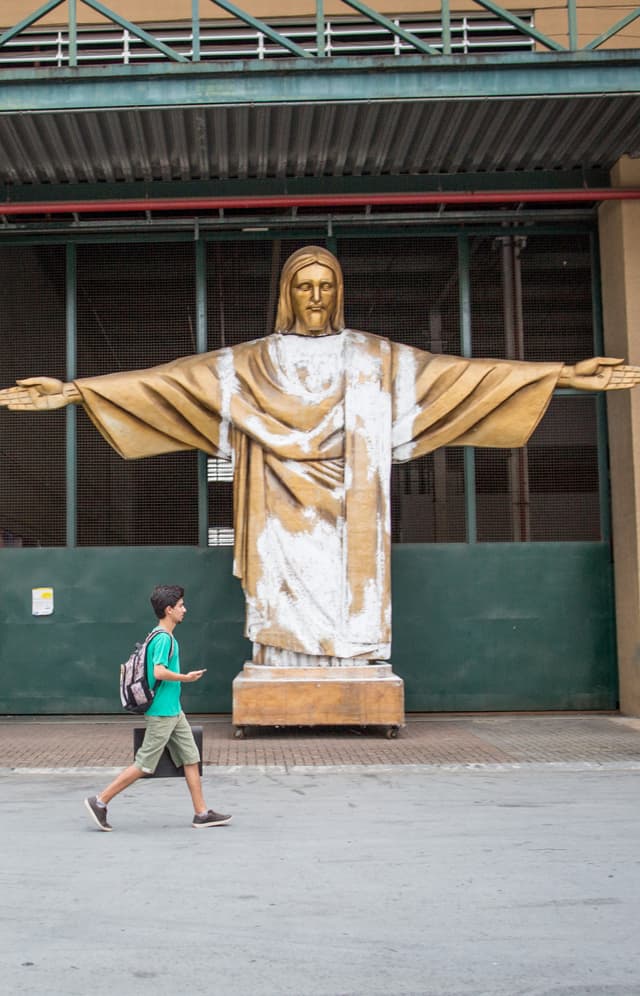 Warten auf den Umzug: Die Kopie der monumentalen Cristo-Statue ist vom letzten Karneval übrig geblieben. Er wird an eine kleinere Sambaschule verkauft oder recycelt. 