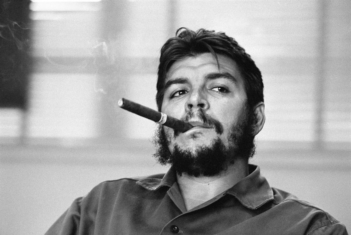 Wo Rauch ist, Havanna, 1963: Über eine Stunde schleicht René Burri im Industrieministerium um Che Guevara herum, macht Bild um Bild, keines ist perfekt. Und dann das: der bärtige Revolutionär mit dicker, aufragender Zigarre im Mundwinkel, stolz und müde, still und nachdenklich.