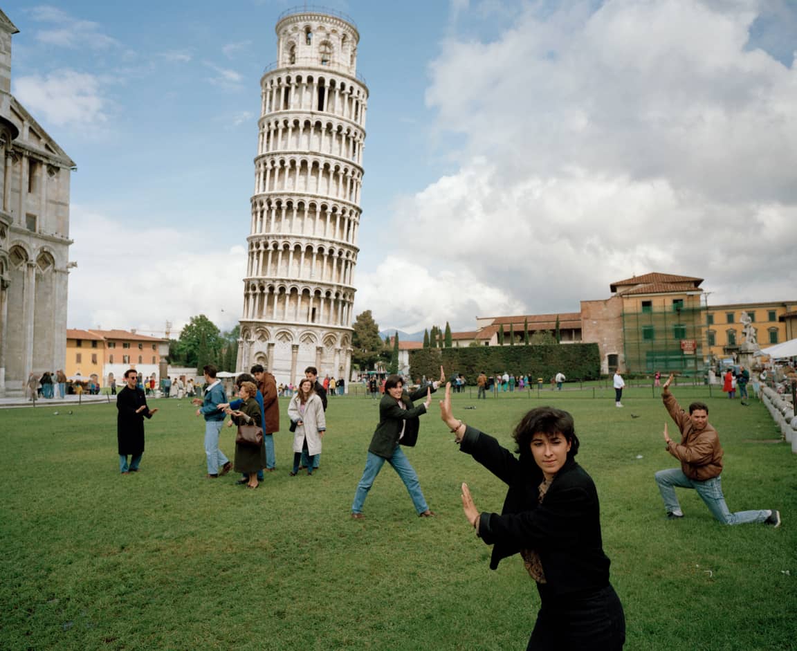 Massentourismus, Pisa, 1990: „Die wundersame Urlaubswelt des Martin Parr“, könnte man über alle seine Bilder schreiben. Parr fotografiert dort, wo die internationale Tourismus-Welle über antike Bauwerke zusammenschlägt. Moderner fotografiert bei Magnum niemand.