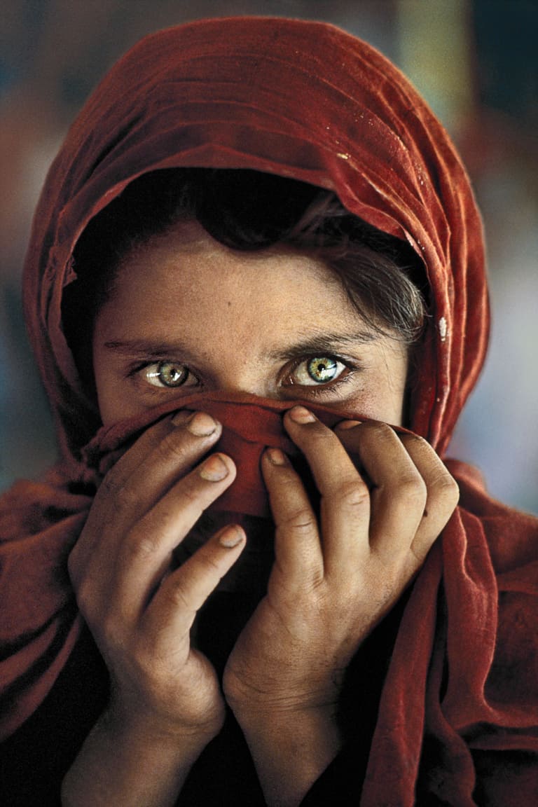 Pakistan, 1984. Grüne Augen, in denen alles zu lesen war: der Schrecken des Afghanistankriegs, die Angst, die Furcht, die Flucht. 17 Jahre später fand das Magazin die Frau erneut: in der Nähe von Kabul, verheiratet, drei Töchter. Ihr Name: Sharbat Gula. Steve McCurrys größtes Motiv.