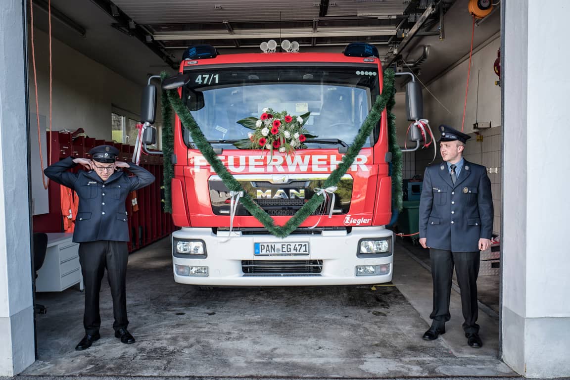 Die Menschen im Rottal  sind traditionsbewusst und  pragmatisch: Die Feuerwehrler  in Eggstetten vor ihrem neuen Auto.
