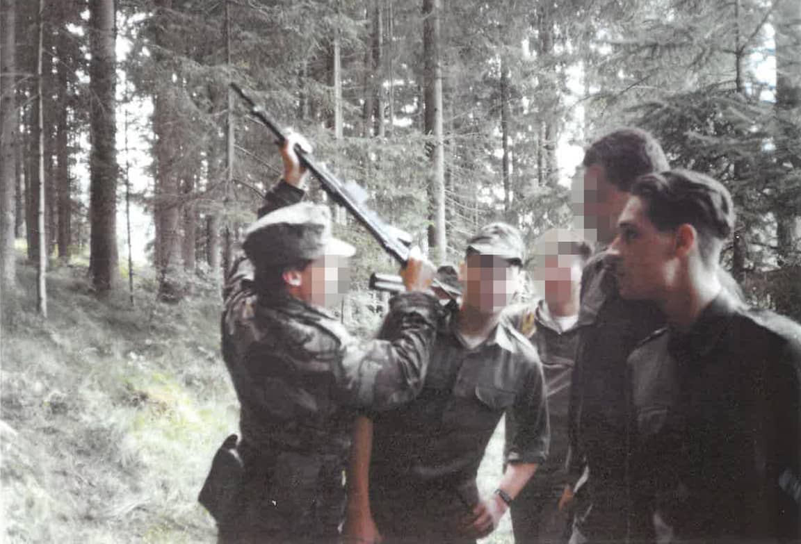 Strache (rechts im Bild) mit Neonazis im Kärntner Wald Ende der 80er Jahre.