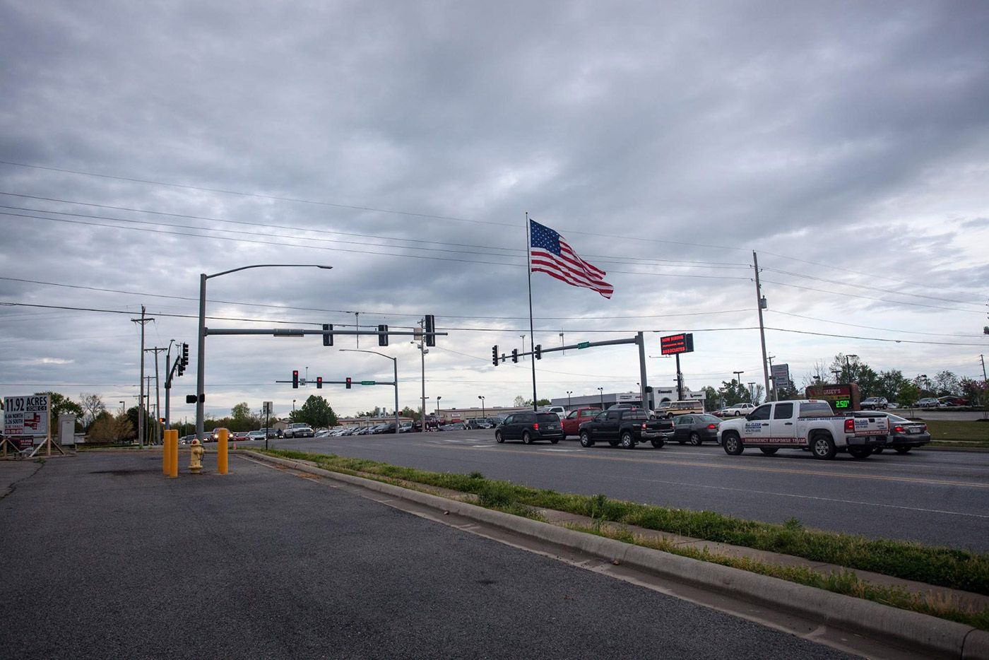 Amerikanische Flagge an einer Straße
