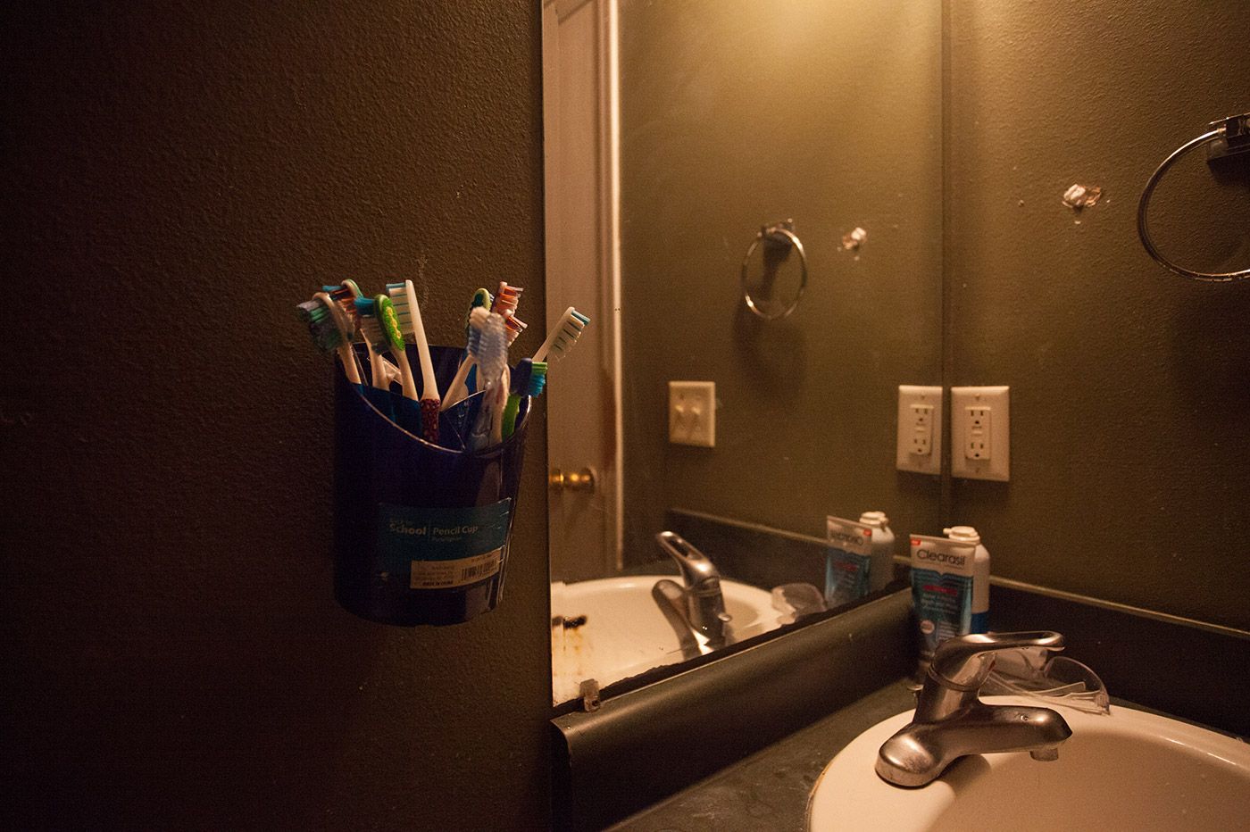 Zahnbürsten vor Spiegel